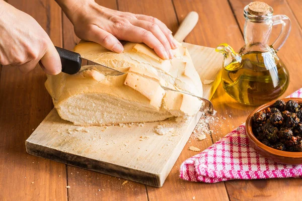 Detalle Las Manos Con Cuchillo Cortando Una Rebanada Pan Sobre — Foto de Stock