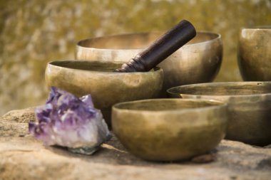 Tibet kâseleriyle ve merdivenlerdeki ametist taşlarıyla hayat.