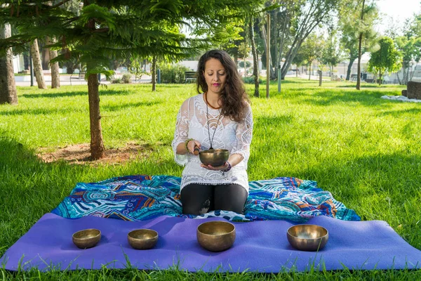 Woman Kneeling Yoga Mats Plays Tibetan Singing Bowl Meditation Music — Stock Photo, Image