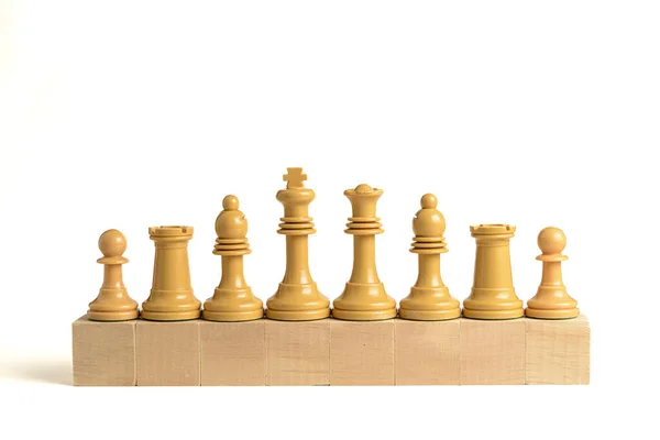 Bílé Šachové Figurky Dřevěných Blocích Bílým Pozadím Koncepce Týmové Práce — Stock fotografie