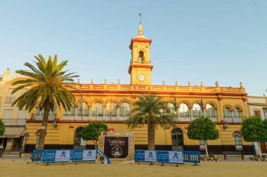 Arahal, Sevilla, Ağrı. 15 Ekim 2022. Arahal 'deki Plaza de la Corredera, Vespa meraklılarının 