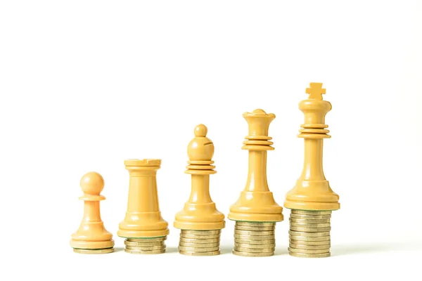 Šachové Figurky Mincích Naskládané Bílém Pozadí Koncept Podnikatelského Úspěchu Rozvoje — Stock fotografie