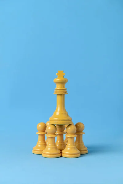 Bílý Král Bílých Šachových Figurkách Modrým Pozadím Koncepce Podnikání Vedení — Stock fotografie