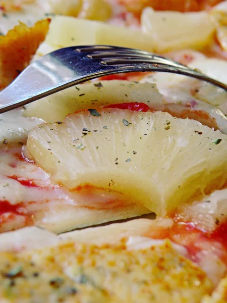 ananas ile egzotik pizza