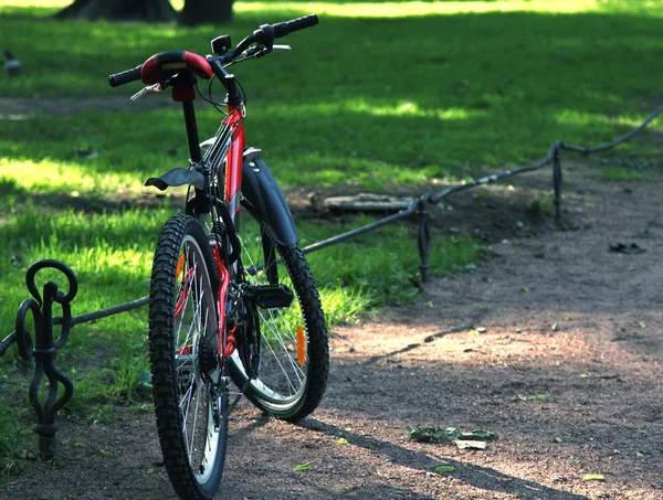 赤い自転車公園内 — ストック写真