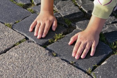 taşlar dokunmadan eller