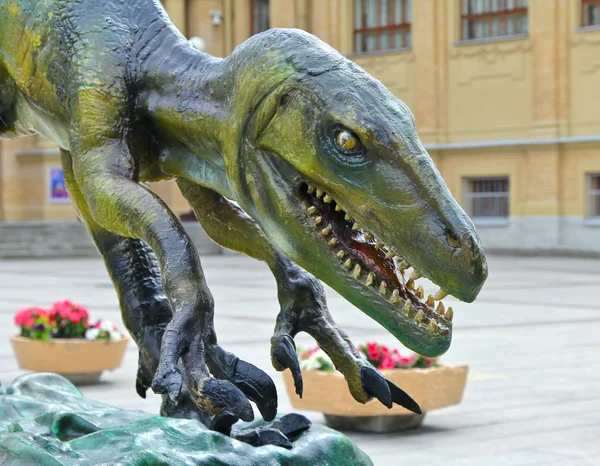 Dinossauro em uma rua — Fotografia de Stock