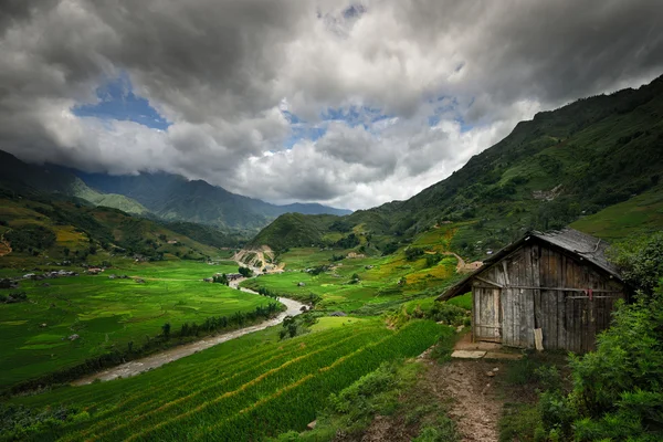 Meanderende rivier op een achtergrond van groene bergen — Stockfoto