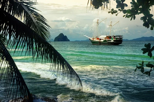 Jacht segelt in paradiesischer Bucht — Stockfoto