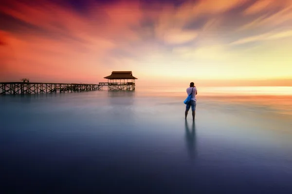 Uomo fotografato tramonto vicino al molo — Foto Stock