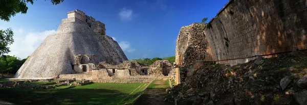 Panoramiczny widok na piramidy Majów w uxmal, Jukatan, Meksyk. — Zdjęcie stockowe