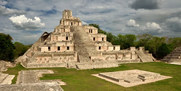 Maya Edzna complexe, le Temple cinq étages Images De Stock Libres De Droits