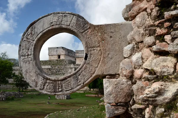 Kamenný kruh pro míčové hry v uxmal, yucatan — Stock fotografie