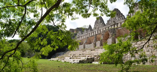 Casa de las Palomas en la ciudad Maya de Uxmal — Foto de Stock