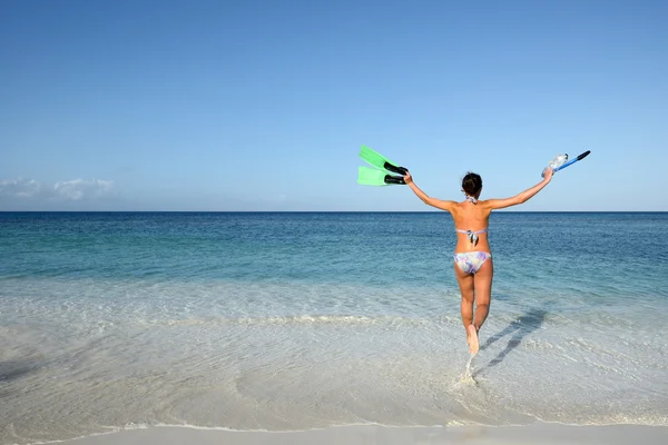 Glada kvinna i bikini går till havet — Stockfoto