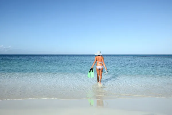 Slender woman in a bikini goes to swim — Stock Photo, Image