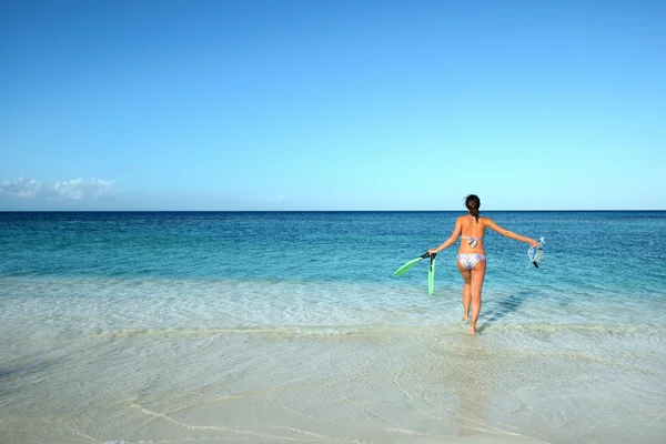 Glada kvinna i bikini körs i havet — Stockfoto