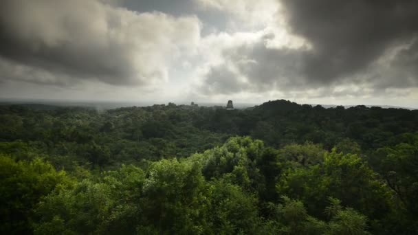 Des nuages balayent les grandes pyramides du parc national de Tikal, le temps passe — Video