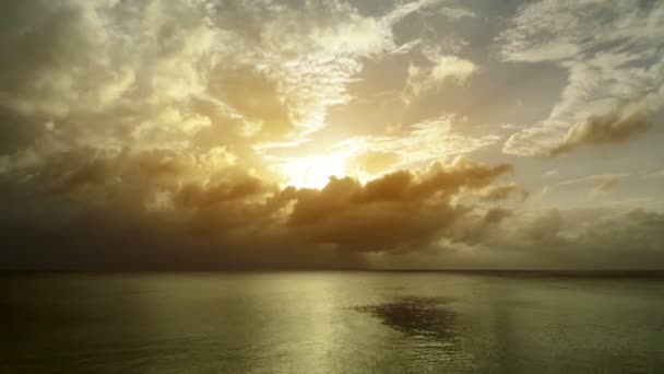 Beau coucher de soleil dans les Caraïbes — Video