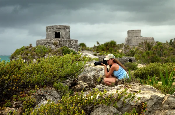 Mulher fotografa costa caribenha antes da chuva contra o — Fotografia de Stock