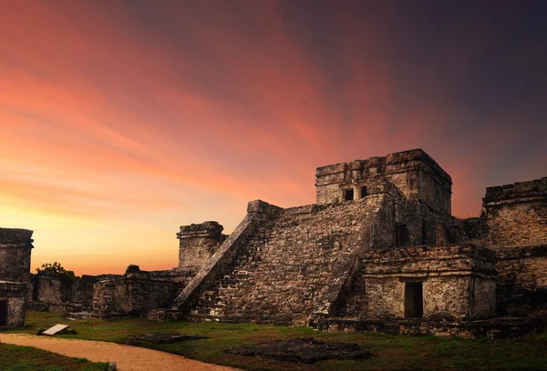 Fortezza di Castillo al tramonto nell'antica città Maya di Tulum , — Foto Stock