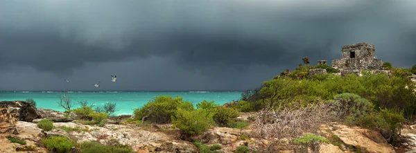 Pemandangan panorama Menara Pengawal di kota kuno Tulum pada — Stok Foto