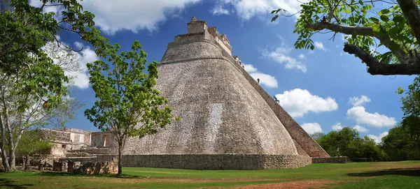 Panoramic view of one of the most beautiful and high pyramid in — Stock Photo, Image