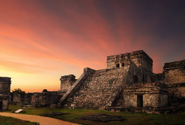 Forteresse de Castillo au coucher du soleil dans l'ancienne ville maya de Tulum , Images De Stock Libres De Droits
