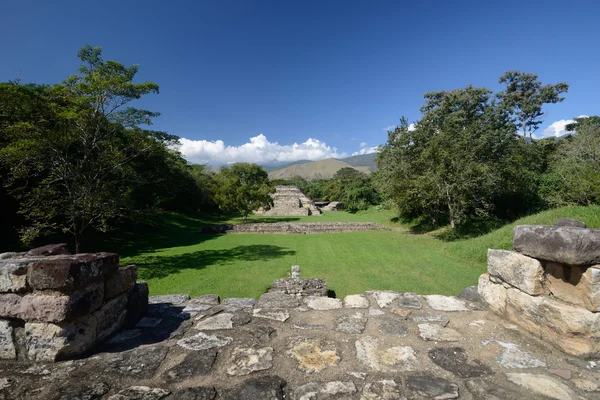 Blick von den Pyramiden im archäologischen Park el puente in hondu — Stockfoto