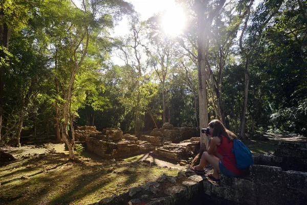 Mujer fotografiando antiguas ruinas mayas en Copán en Honduras —  Fotos de Stock