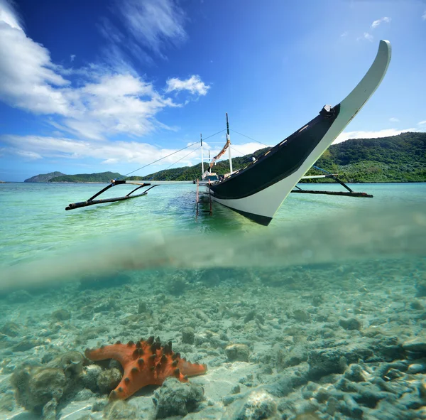 Filipina barco original sobre un fondo de islas verdes y st —  Fotos de Stock