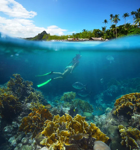 Tarjeta de viaje con una mujer flotando en una isla tropical y coral — Foto de Stock