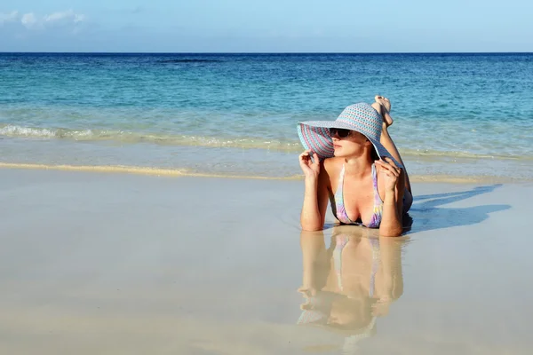 A mulher mente e sonha no oceano — Fotografia de Stock