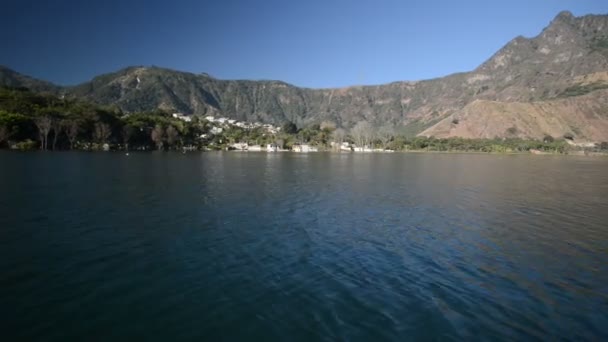 Un paseo en barco por el lago Atitlán, Guatemala — Vídeos de Stock