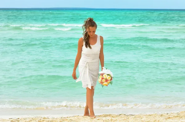A menina de branco andando na praia — Fotografia de Stock