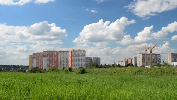 Cerca de la ciudad de Moscú en construcción en una zona ecológicamente limpia con casas de color amarillo-naranja. Caducidad . — Vídeo de stock