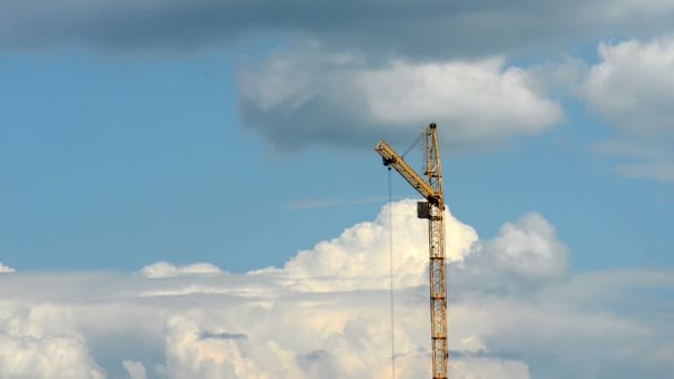 Una grúa torre solitaria en un hermoso cielo nublado. lapso de tiempo — Vídeo de stock