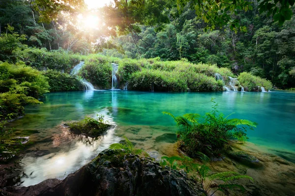 Parque Nacional Cascades en Guatemala Semuc Champey al atardecer — Foto de Stock