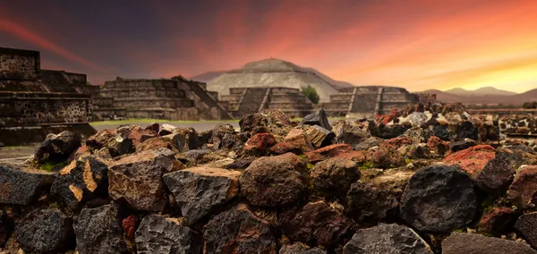 Ηλιοβασίλεμα πάνω από την μυστικιστική ερείπια από την αρχαία πόλη των Μάγια του teot — Φωτογραφία Αρχείου