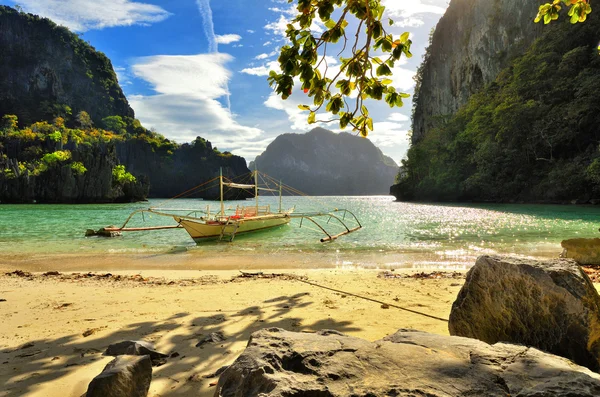 Schöner Strand mit Felsen auf dem Hintergrund der Inseln el nido. — Stockfoto