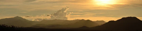 Panoramiczny widok zachodzącego słońca nad górami z Meksyku. — Zdjęcie stockowe