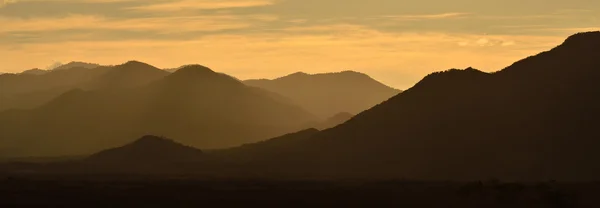 Panorámás kilátás nyílik a naplementét, a hegyek, Mexikó — Stock Fotó
