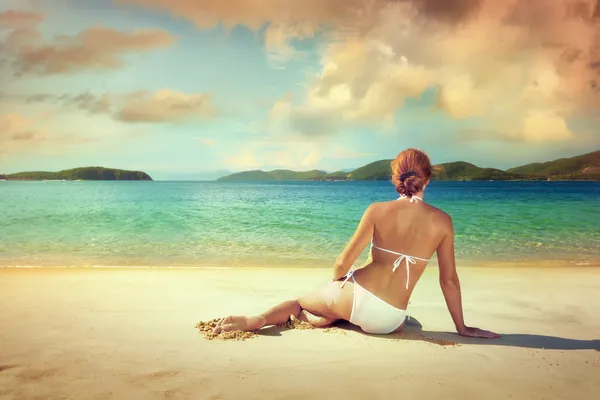 Beyaz bikini b kumsalda güneşlenme içinde güzel kadın — Stok fotoğraf