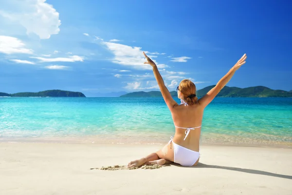 Pretty woman in a good mood sunning on the white sandy beach — Stock Photo, Image