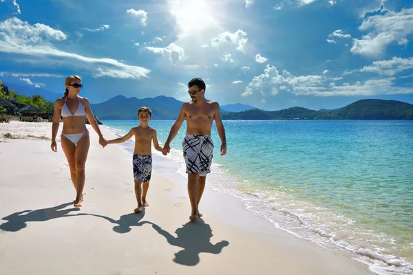 La famiglia europea si rilassa sulla spiaggia di sabbia bianca in Asia — Foto Stock