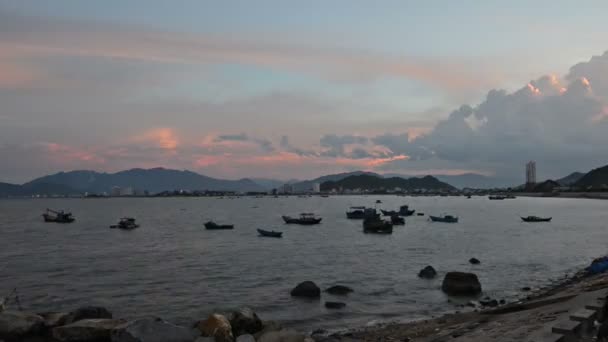 Den vanliga solnedgången över semesterorten i nha trang med fiskebåtar vid norra vattnet. Time-lapse. — Stockvideo