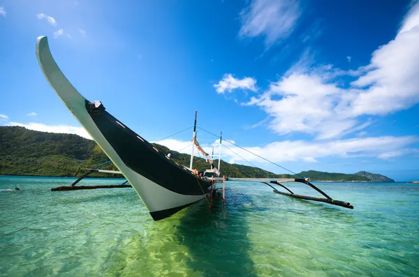 Barco filipino alrededor de las islas en El Nido. Filipinas —  Fotos de Stock