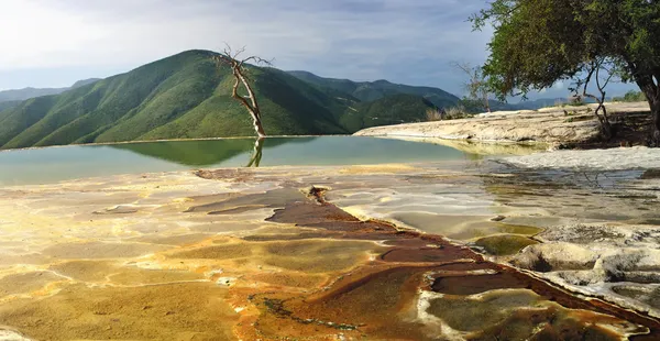 Gerçeküstü manzara sabah mineral springs dağ manzaralı hie — Stok fotoğraf