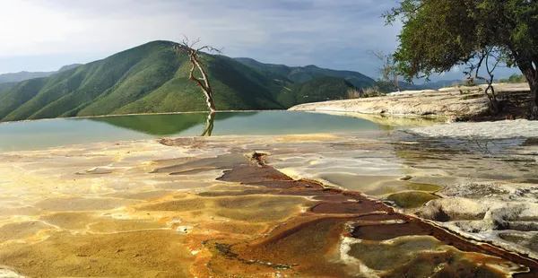 Paisaje surrealista mañana vista a la montaña con manantiales minerales Hie —  Fotos de Stock