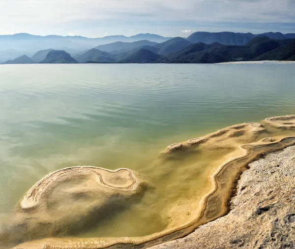 Gerçeküstü manzara sabah mineral springs dağ manzaralı hie — Stok fotoğraf